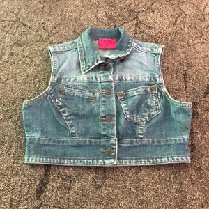 Sleeveless short denim jacket